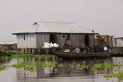 Ngôi làng trên hồ độc đáo ở châu phi