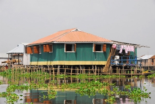 Ngôi làng trên hồ độc đáo ở châu phi