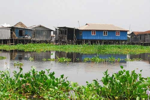 Ngôi làng trên hồ độc đáo ở châu phi