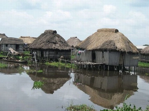 Ngôi làng trên hồ độc đáo ở châu phi