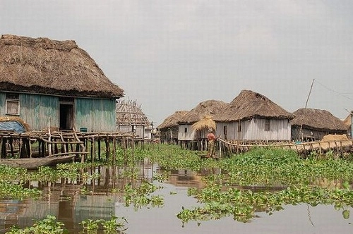 Ngôi làng trên hồ độc đáo ở châu phi