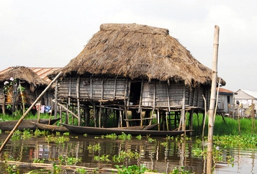 Ngôi làng trên hồ độc đáo ở châu phi