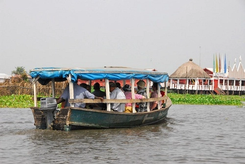 Ngôi làng trên hồ độc đáo ở châu phi