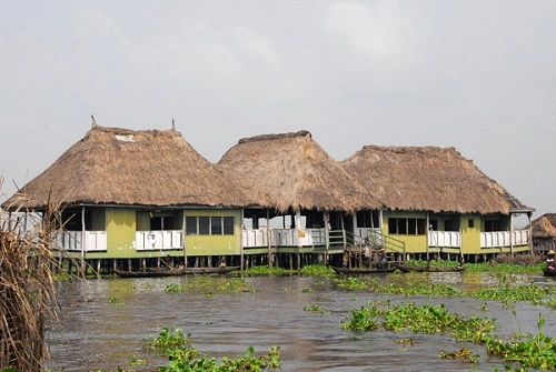 Ngôi làng trên hồ độc đáo ở châu phi