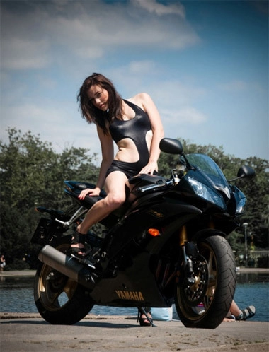  người đẹp sexy bên honda sh300i và yamaha r6 