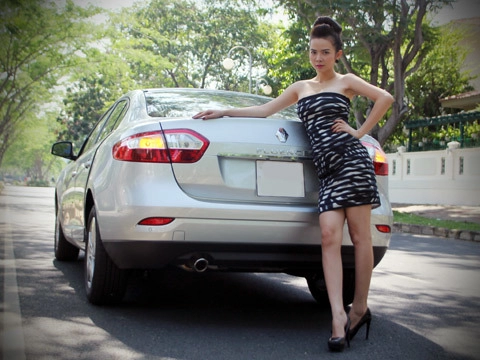  người mẫu renault fluence dưới nắng sài gòn 