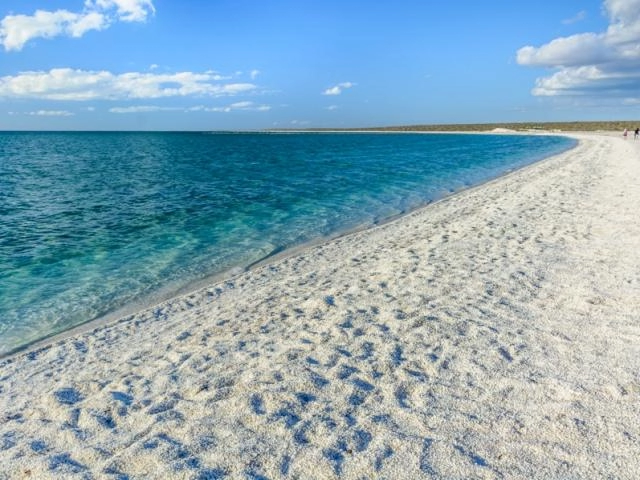 Những bãi biển cát trắng đẹp nhất thế giới