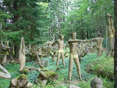 Những bức tượng kỳ quái ở rừng phần lan
