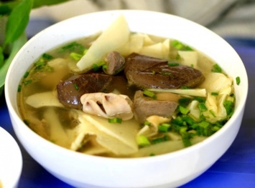 Những người không nên ăn canh măng trong ngày tết