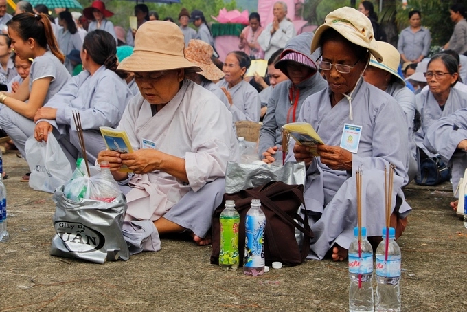 Núi tứ tượng chật kín phật tử đi trẩy hội quán thế âm