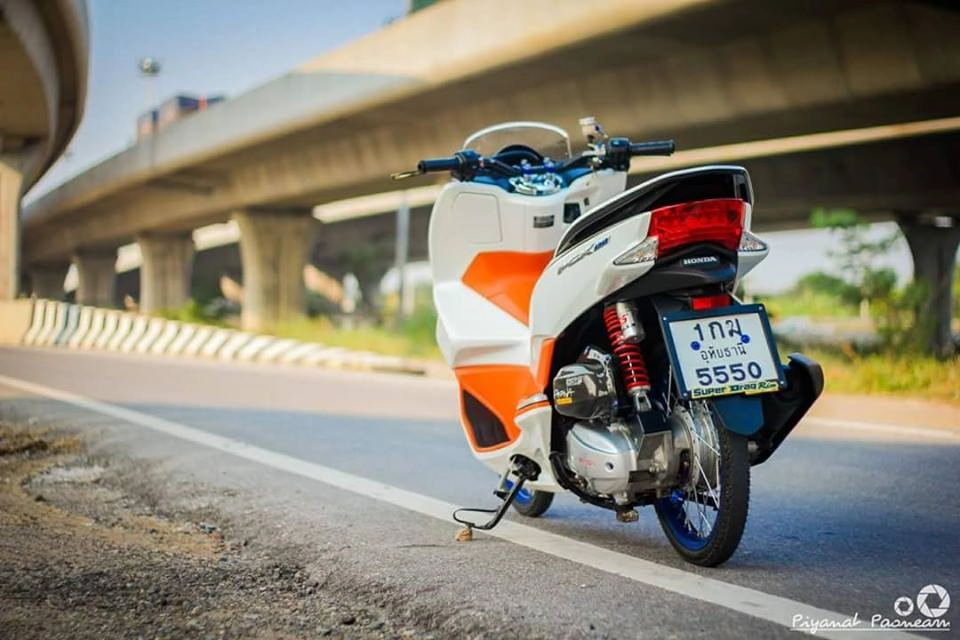 Pcx 150 độ drag tạo dáng bên con đường cao tốc của biker thailand