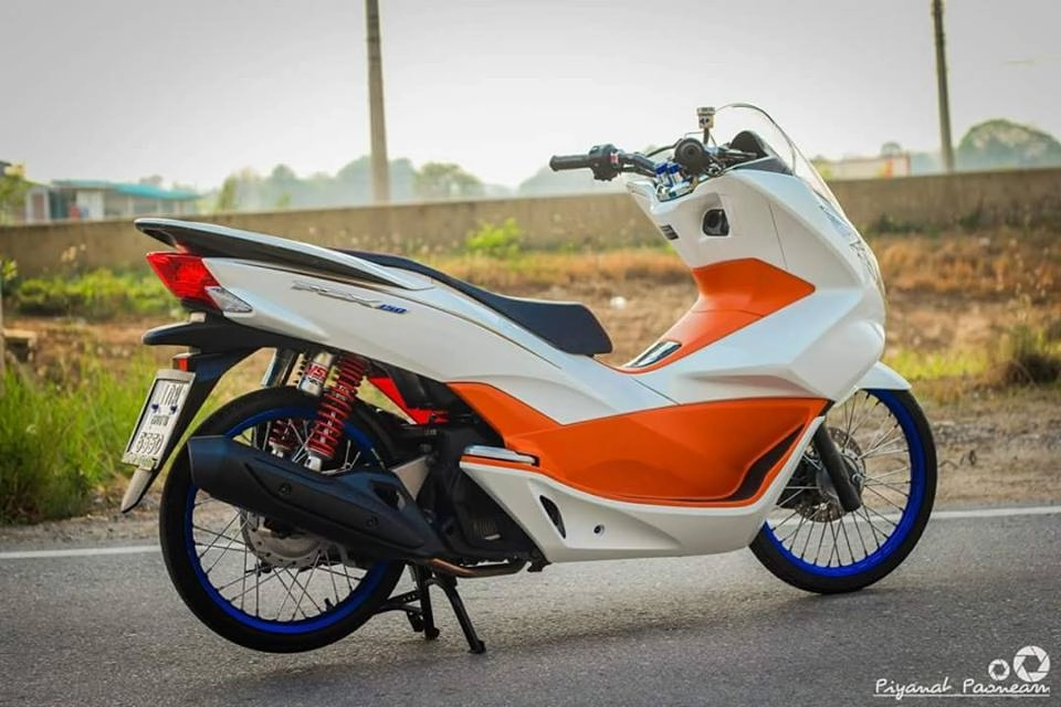 Pcx 150 độ drag tạo dáng bên con đường cao tốc của biker thailand