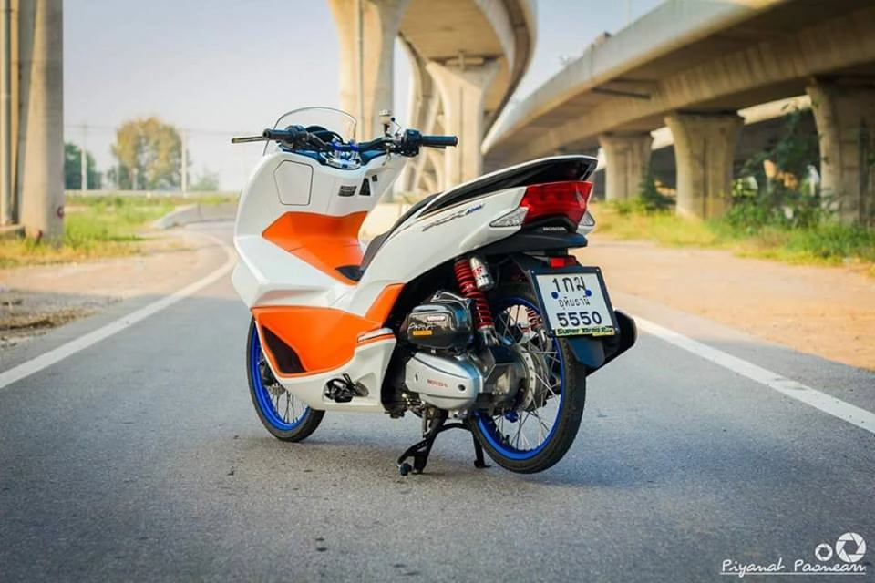 Pcx 150 độ drag tạo dáng bên con đường cao tốc của biker thailand