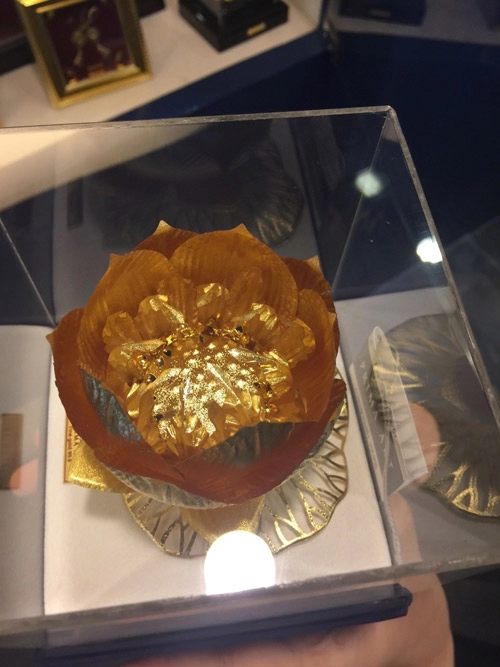 Phạm hương mang sen vàng đến hoa hậu hoàn vũ 2015