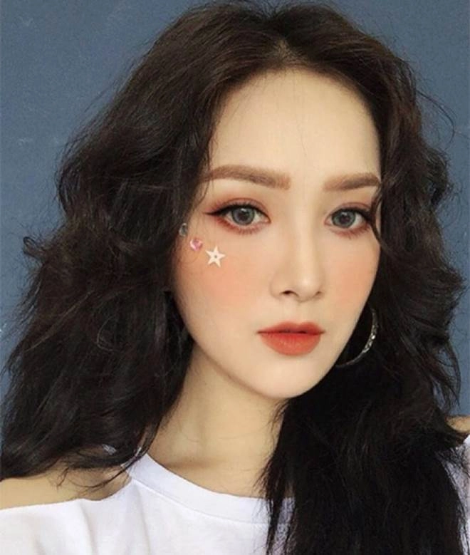 Sao việt mê mẩn kiểu makeup đính kim tuyến lấp lánh