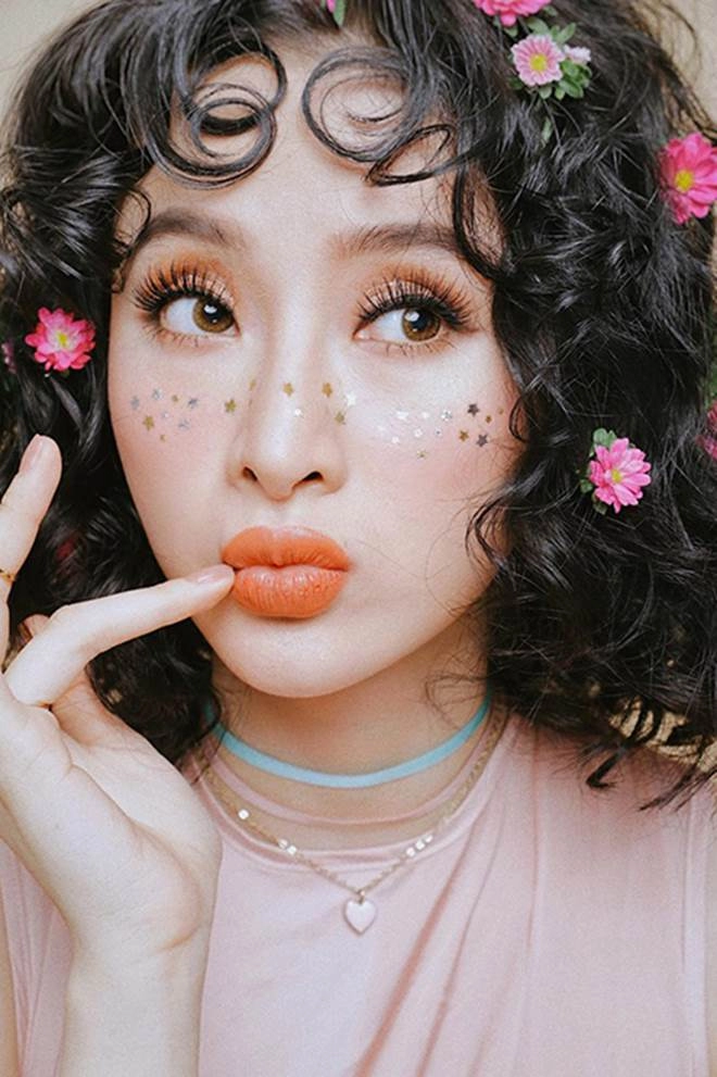 Sao việt mê mẩn kiểu makeup đính kim tuyến lấp lánh