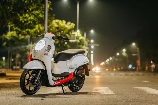 Scoopy 110 khoe dáng trong đêm với cả tấn đồ chơi xịn sò