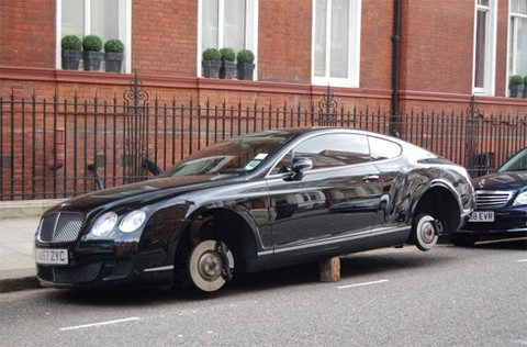  siêu xe bentley bị trộm bánh trên đường phố london 