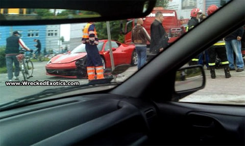  siêu xe ferrari 458 italia đầu tiên gặp nạn 
