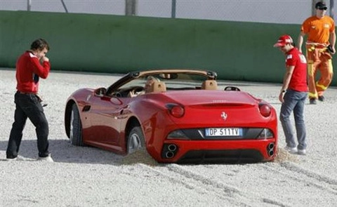  siêu xe ferrari california mắc cạn 