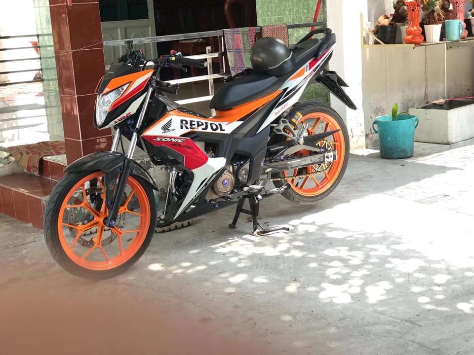 Sonic repsol khoe hàng sau khi vừa tắm xong