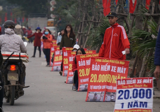 Tại sao bảo hiểm xe máy bán ven đường lại có giá siêu rẻ