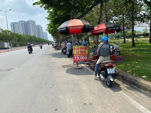 Tại sao bảo hiểm xe máy bán ven đường lại có giá siêu rẻ