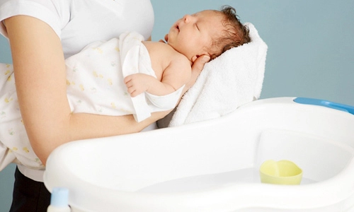 Tắm cho trẻ sơ sinh trong mùa đông lưu ý cần nhớ