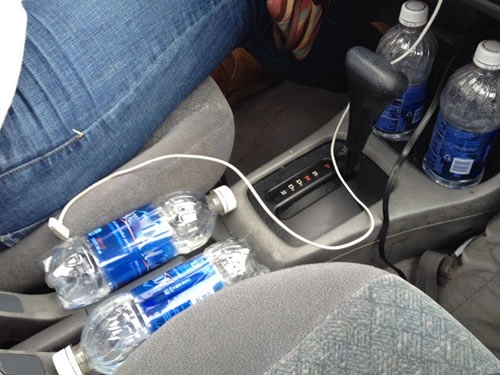 Uống nước đóng chai để trong xe hơi bị ung thư