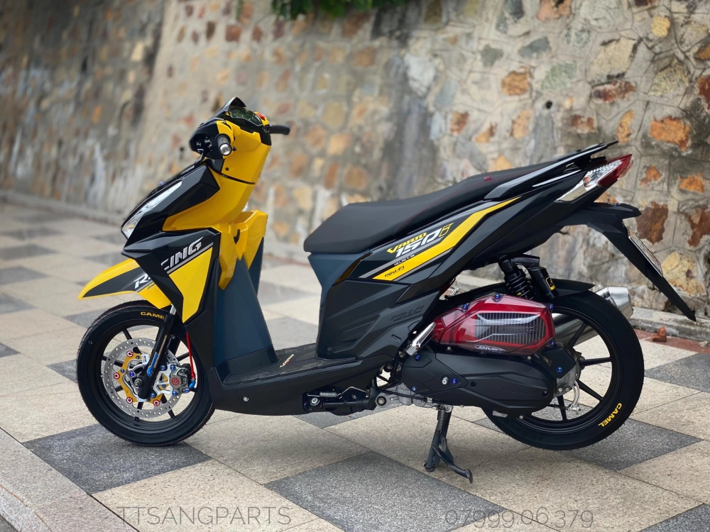 Vario 150 đời 2017 tinh tế hơn trong khung nhựa nhám vàng