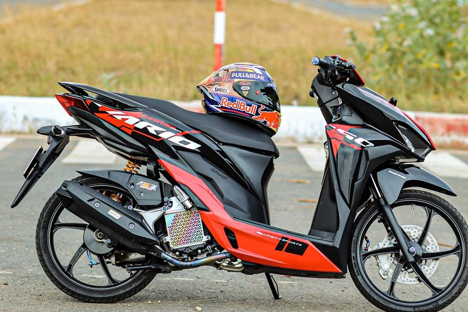 Vario 150 khoe dáng đầy sắc lẹm bên chàng chủ xe điển trai