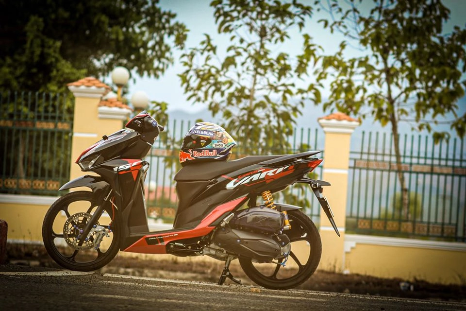 Vario 150 khoe dáng đầy sắc lẹm bên chàng chủ xe điển trai