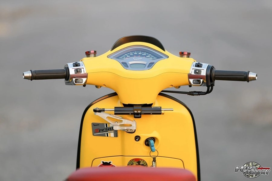 Vespa sprint độ hút người xem bằng cặp măm cnc đỏ chét