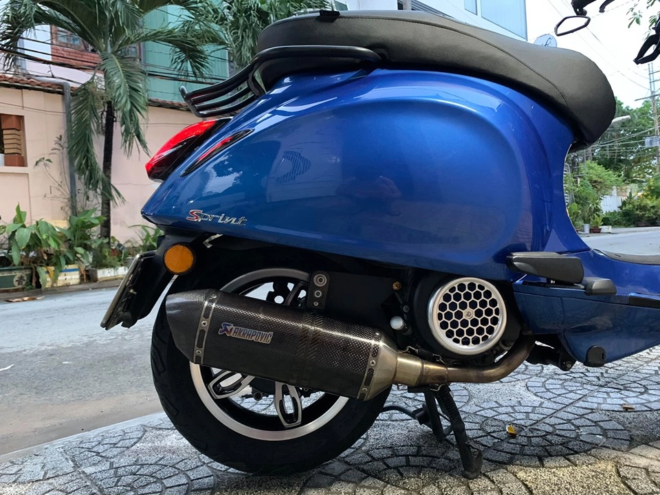 Vespa sprint độ với diện mạo màu xanh đậm chất thể thao