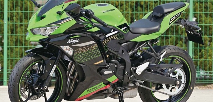 Vị trí ngồi thực tế của ninja zx-25r so với vóc dáng của người châu á