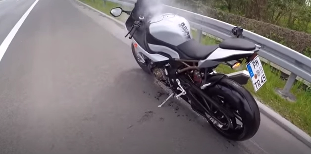 video bmw s1000rr 2020 phát hỏa khi đang ở vận tốc 250 km h