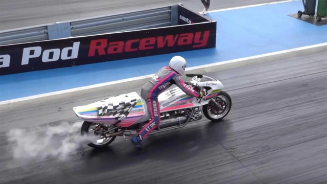 video rocket powered drag bike tốc độ lên tới 450 km h trên đường đua 14 dặm