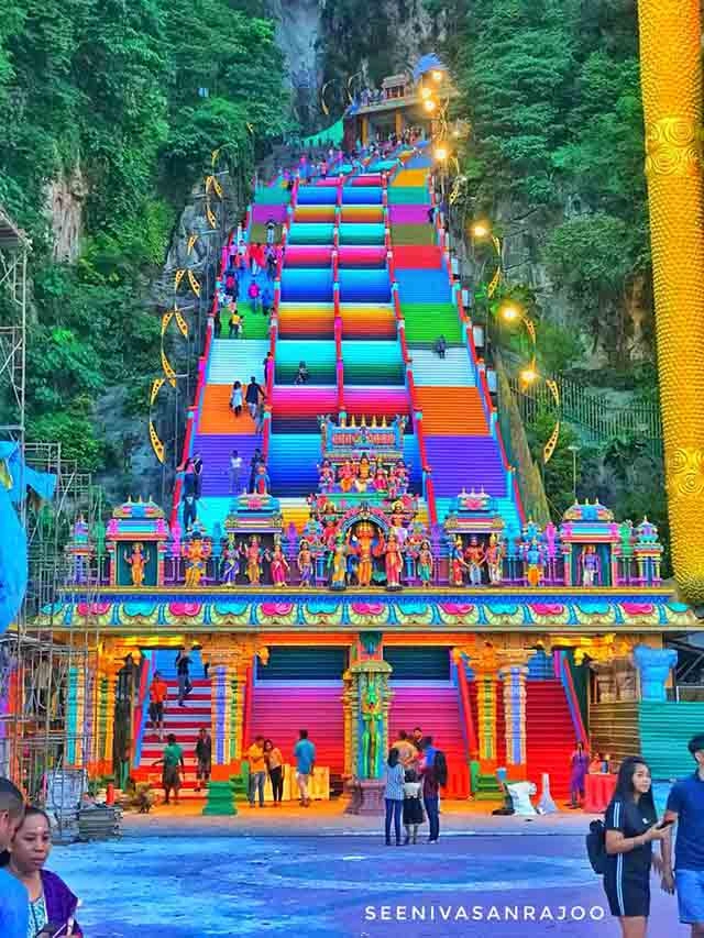 Vượt 272 bậc thang cầu vồng để đến ngôi đền cầu được ước thấy
