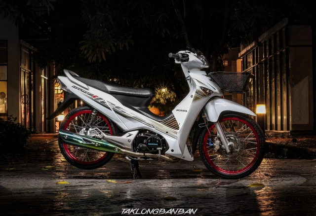 Wave 125i khoe dáng siêu ngầu trong đêm