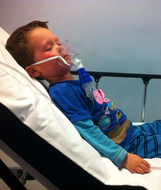 Xót xa bé 5 tuổi bị chàm muốn chết vì quá đau đớn