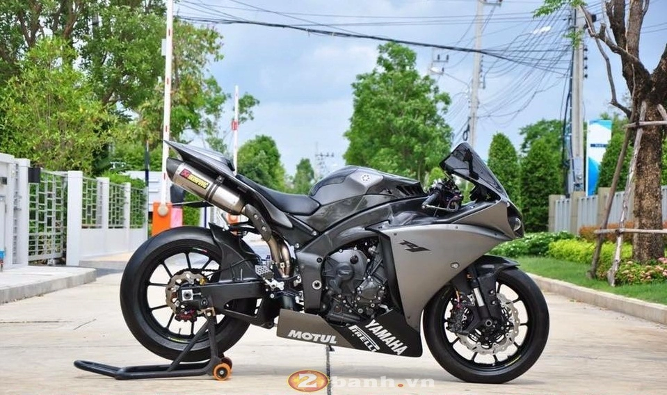 Yamaha r1 đen xám rắn rỏi từng centimet