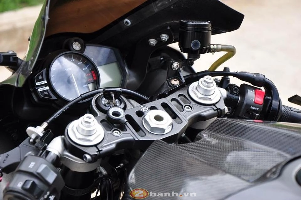 Yamaha r1 đen xám rắn rỏi từng centimet