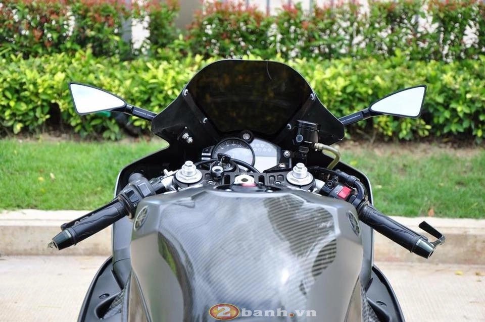 Yamaha r1 đen xám rắn rỏi từng centimet