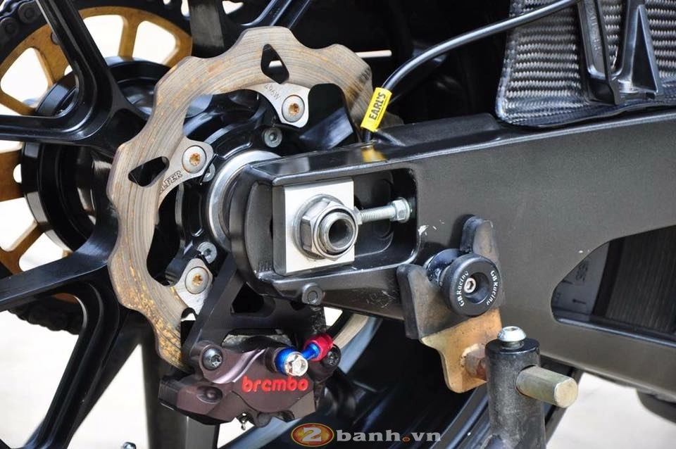 Yamaha r1 đen xám rắn rỏi từng centimet