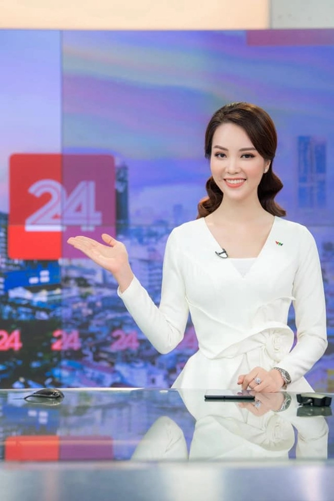 Á hậu đẹp nhất vtv lên sóng kín đáo nay mặc đồ mỏng như sương dân tình dụi mắt mấy lần