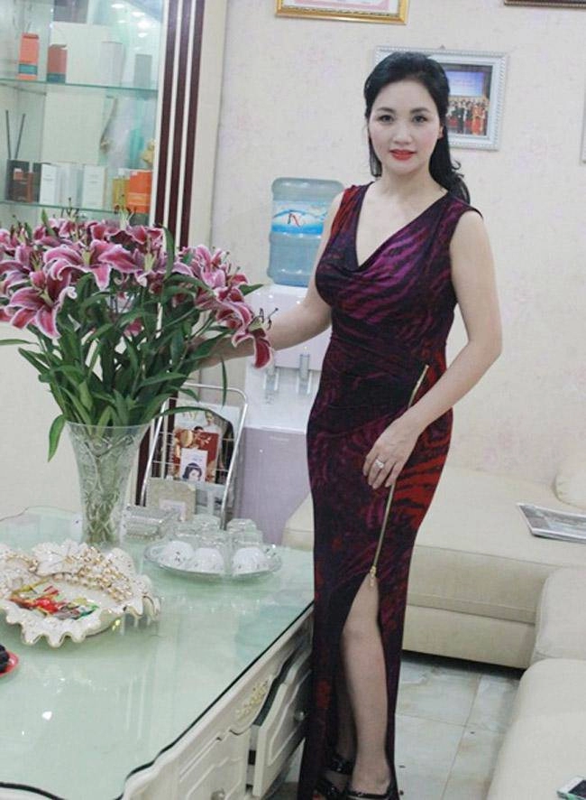 Bà mẹ 8 con đất cảng đã làm bà ngoại mà vẫn trẻ trung chọn đồ khoe dáng nóng bỏng