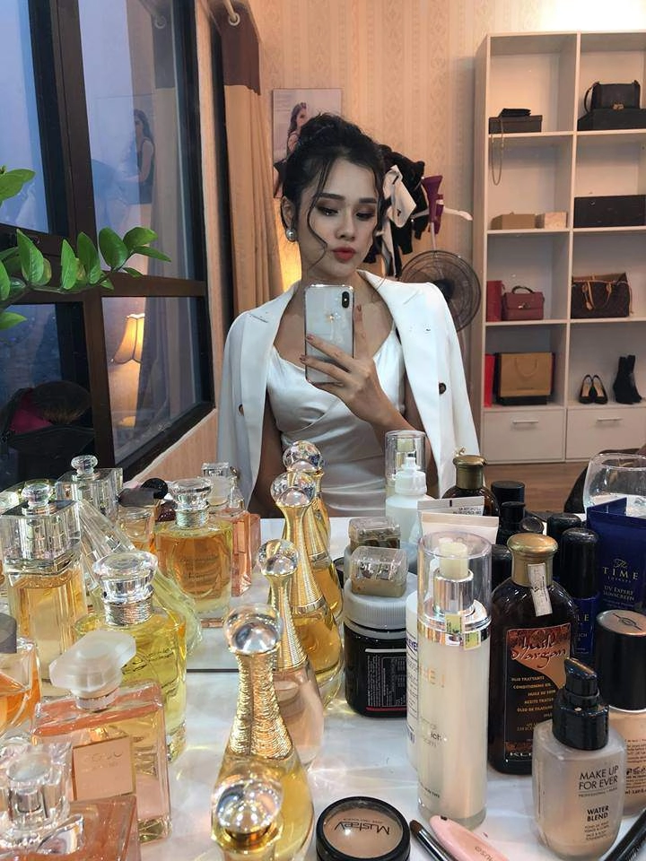 Bạn gái cầu thủ trọng đại xách túi 80 triệu sang chảnh đi thi miss world việt nam 2019