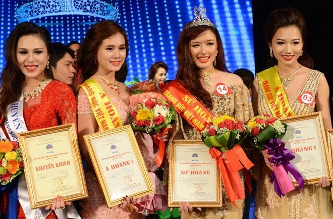 Bạn gái cầu thủ trọng đại xách túi 80 triệu sang chảnh đi thi miss world việt nam 2019