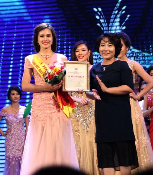 Bạn gái cầu thủ trọng đại xách túi 80 triệu sang chảnh đi thi miss world việt nam 2019