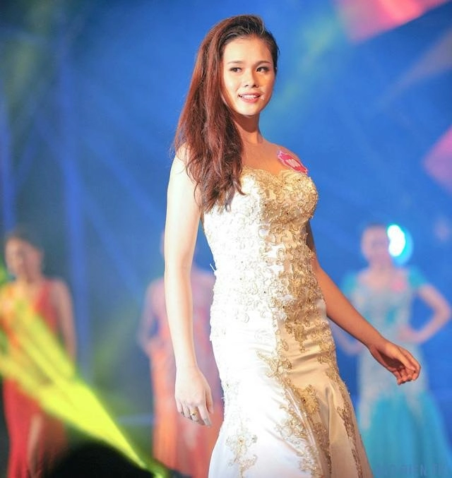 Bạn gái cầu thủ trọng đại xách túi 80 triệu sang chảnh đi thi miss world việt nam 2019